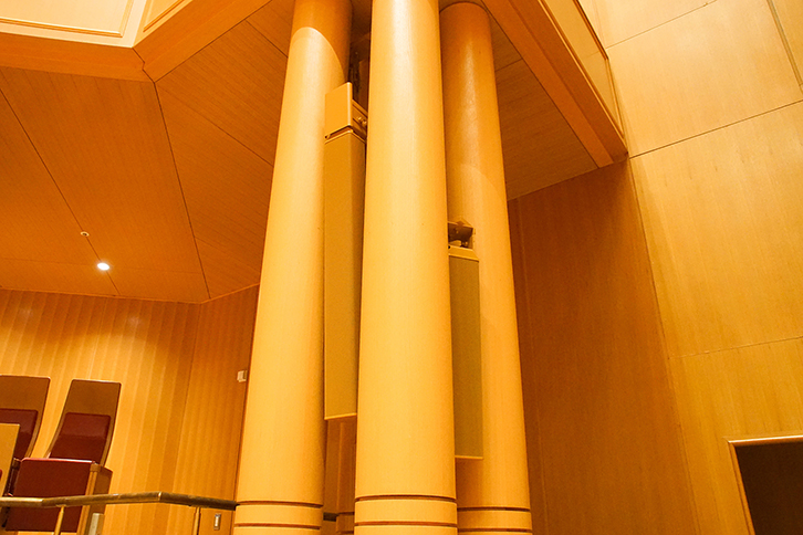 柱の隙間に設置されたコラムスピーカーd&b audiotechnik 「24C」「16C」
 建築の色と同色に塗られているため目立たない