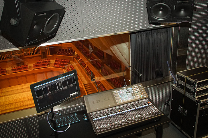 コンサートホールの音響室　音響調整卓にデジタルミキシングコンソールヤマハ「QL5」を採用
液晶モニターはアンプ出力を監視するデータロガーHYFAX「DL3 System」用のディスプレイ