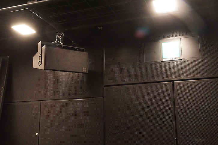 小ホールのフロアレベルに設置したメインスピーカーd&b audiotechnik 「10S-D」