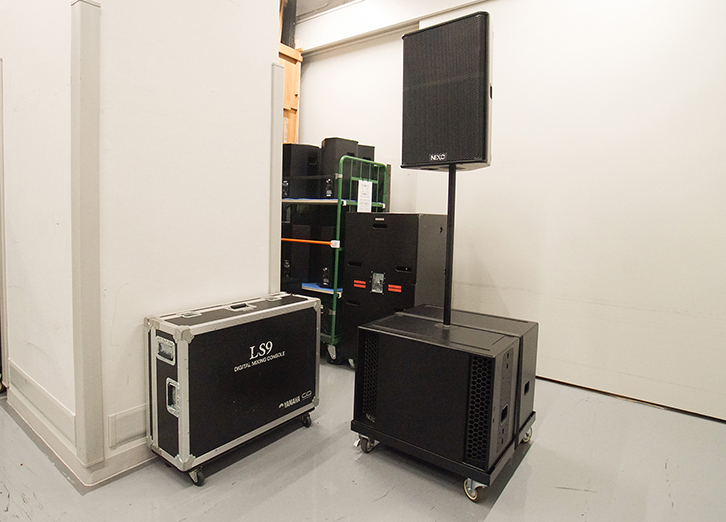 小ホールには、音楽用途にも対応する移動機材を用意