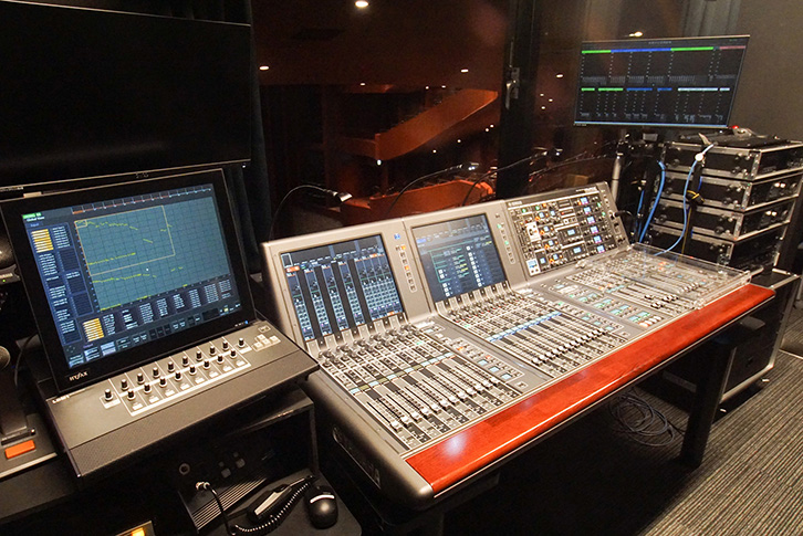 音響調整室に設置されているHYFAX「LDM1」（写真手前）