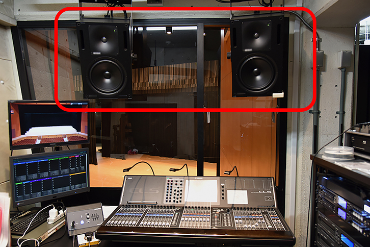 音響調整室のモニタースピーカー（赤枠）