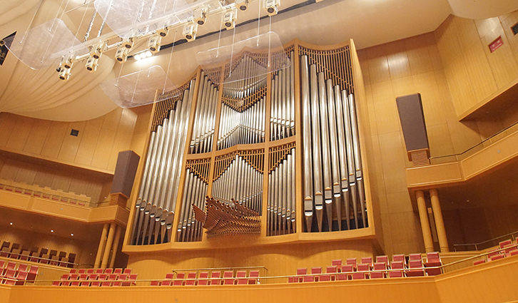 コンサートホールは国内では最大級のパイプオルガンを擁する
パイプオルガンの両サイドに立っている柱がスピーカーを格納しているスピーカーボックス