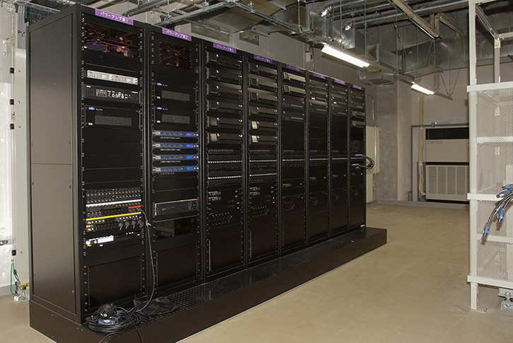 アンプ室に設置されたアンプ群。アンプ群にはそれぞれデータロガーシステムのインターフェースHYFAX「DL3SA」が設置、d&b audiotechnikのパワーアンプ電源は200Vで駆動されている