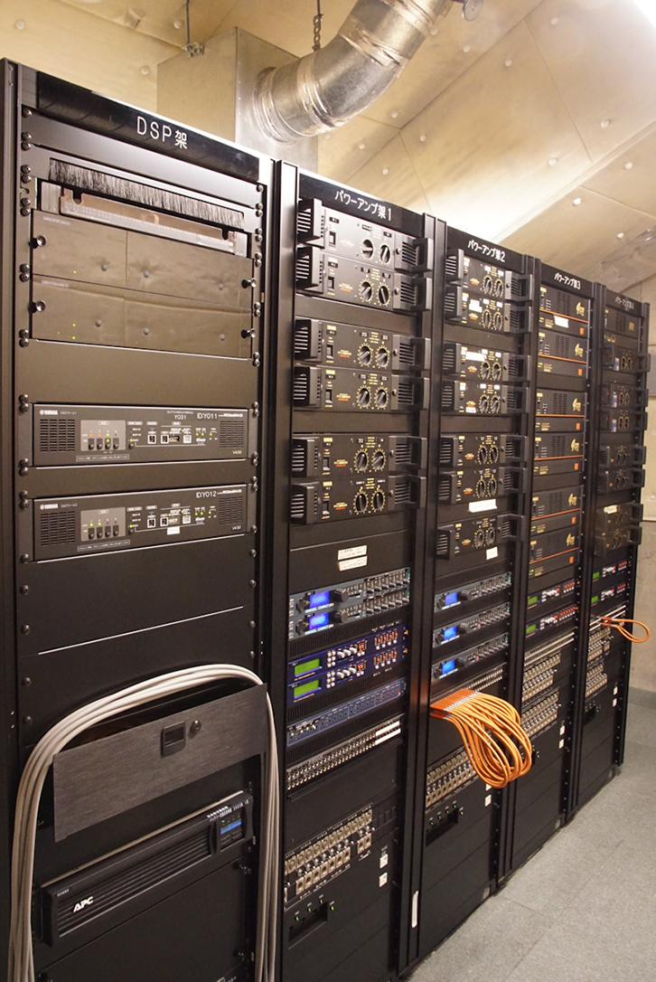 大ホールのアンプ室
音声信号はデジタルオーディオネットワークDanteでデジタル伝送される