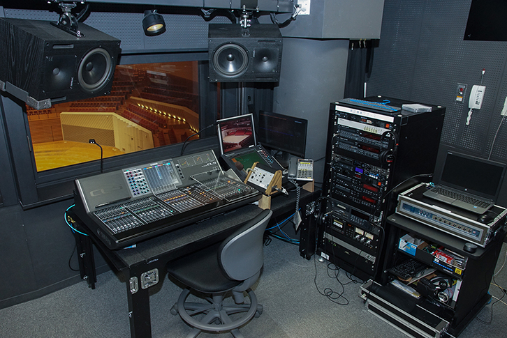 音響調整室　音響調整卓にはヤマハ「CL5」を導入