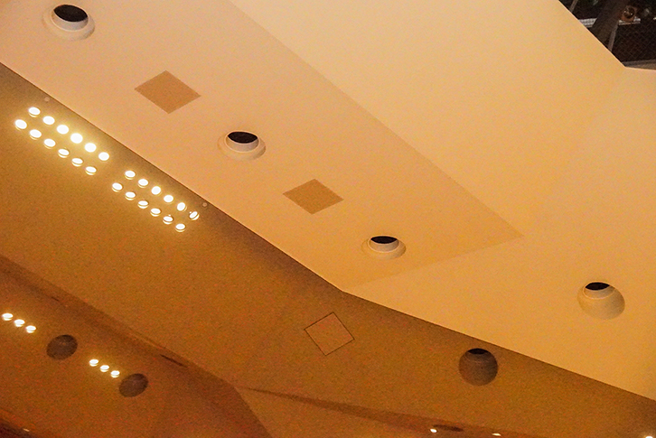 客席天井に埋め込まれた天井分散スピーカー。「GEO M6」と「ID24t」を導入
