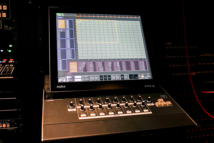 音響室のラックに設置されたマトリクスコントローラーHYFAX「LDM1」とデータロガーシステムHYFAX「DL3 System」