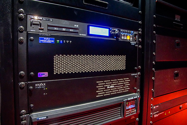 音響室のラックに設置されたマトリクスコントローラーHYFAX「LDM1」とデータロガーシステムHYFAX「DL3 System」