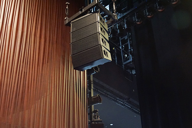 舞台下手に設置されたラインアレイ型のサイドスピーカー