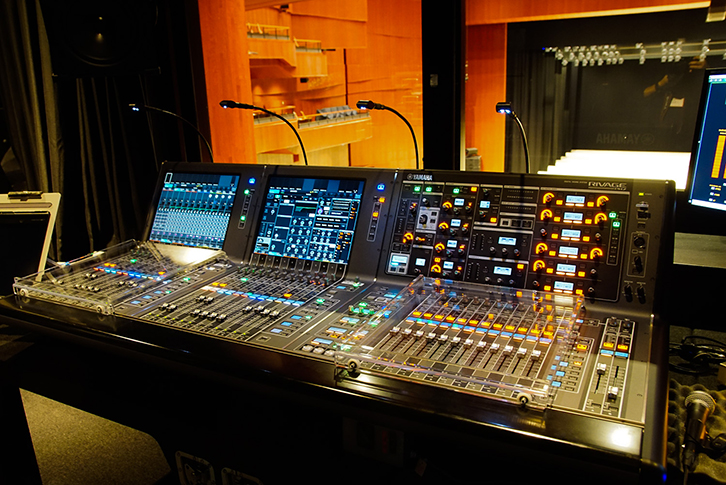 大劇場の音響調整室に設置されたヤマハのデジタルミキシングシステム「RIVAGE PM7」