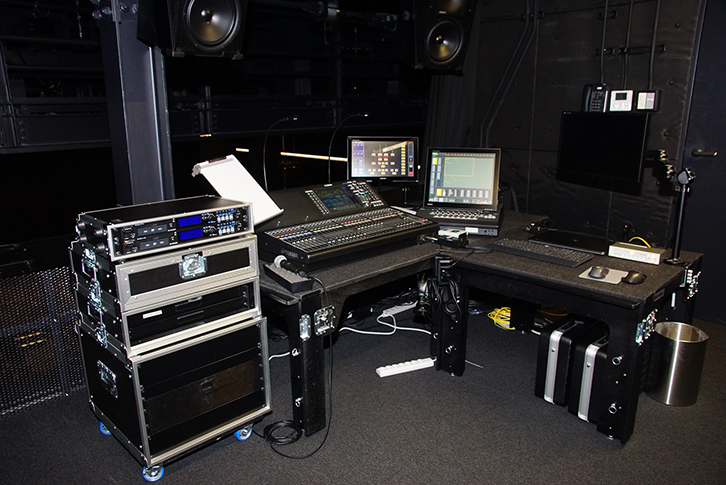 スタジオシアターのコントロールギャラリー。ヤマハのデジタルミキサー「QL5」やHYFAXマトリクスコントローラー「LDM1」を採用