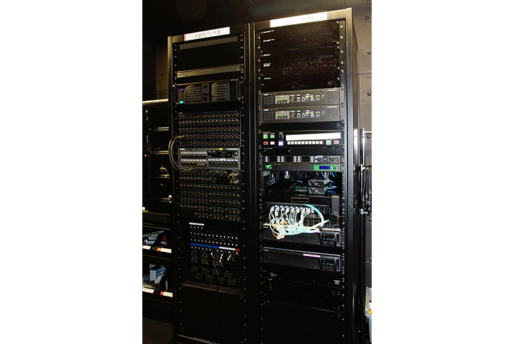 スタジオシアター　コントロールギャラリー入出力パッチ、システム制御架