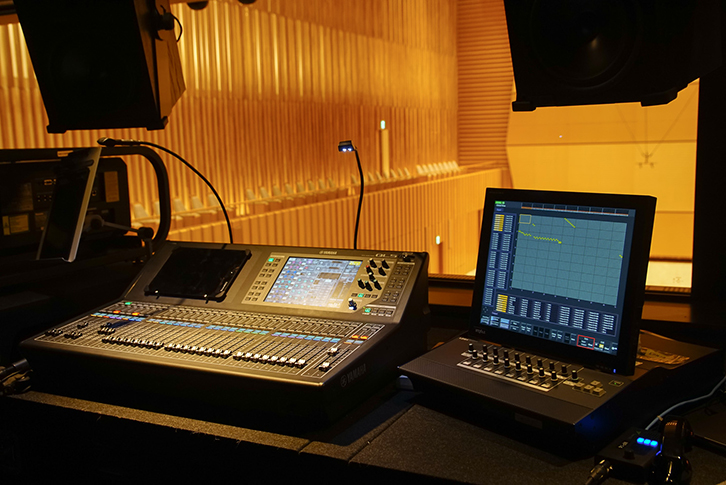 音楽ホール　音響調整室に設置されたヤマハのデジタルミキサー「QL5」とHYFAXマトリクスコントローラー「LDM1」