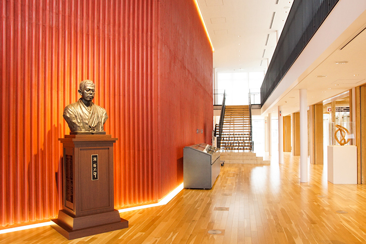 廉太郎ホールの入口には瀧廉太郎の胸像が設置されている