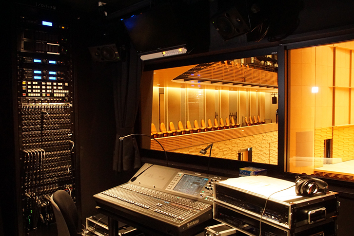 音響室に設置されたヤマハ「QL5」
