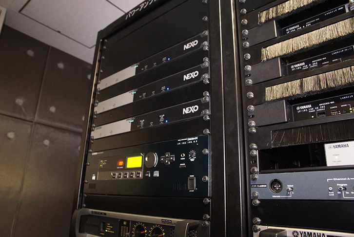 アンプ室にはヤマハの「DME64N」やNEXOのコントローラー「DTD-I-N」などのプロセッサー類も設置されている