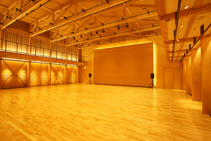 木材を多用した多目的ホール「キナーレ」