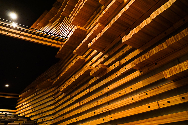 大ホールの壁面
大阪産の杉材がふんだんに使用されている