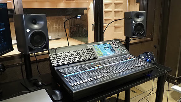 音響調整室のデジタルミキサー ヤマハ「QL5」