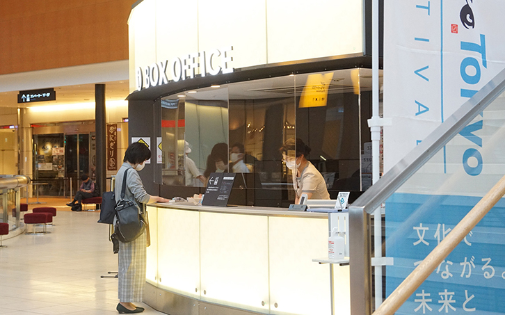 開館にあたって東京芸術劇場の入り口に掲示された「新型コロナウイルス感染症の拡大防止のための皆さまへのお願い」。マスク着用、手洗い消毒、ソーシャルディスタンスの確保、ゴミの持ち帰りなどの協力を要請している。また対面でチケットを販売するボックスオフィスなどには飛沫感染防止のためのアクリル板が取りつけられた