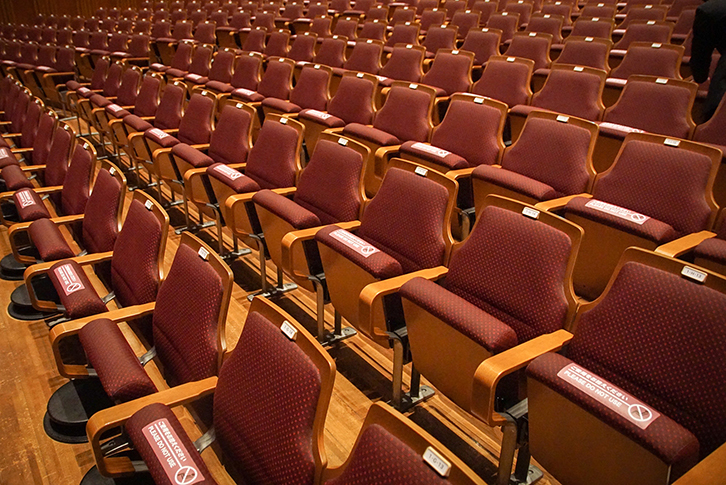 ソーシャルディスタンスを実現するため、劇場の座席はひとつずつ空席を挟んでの着席となります。今回の公演は東京都が策定した「新型コロナウイルス感染症を乗り越えるためのロードマップ」に則り、お客さまは100名限定となりました。