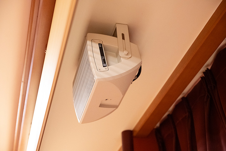 限られたスピーカーのみ露出で設置。一階壁面と客席後方に設置されたスピーカー