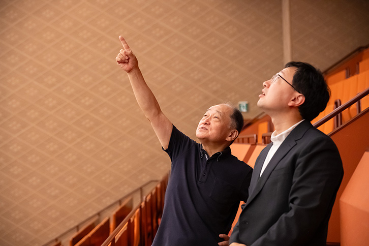 天井の竿縁部分と三階の業平格子壁面には多数のスピーカーが隠蔽設置されている