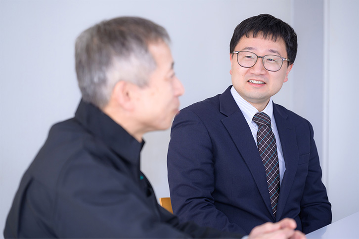 ヤマハサウンドシステム株式会社 事業企画部 計画設計課 齊藤 健太（写真右）