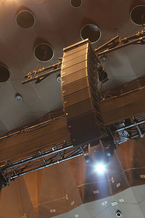 舞台上方センターにフライングされたプロセニアム・スピーカーシステム「Meyer Sound LINA」×10