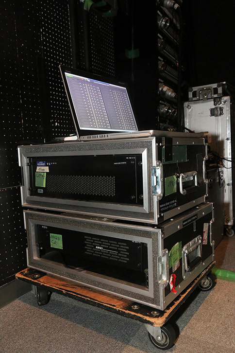 音調室に置かれた「AMQ3」FIRイコライザー。上段がプロセッシング部下、下段がコントローラ部
