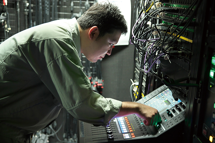 ヤマハサウンドシステムが音響システムを納入した施設の一つ、東京芸術劇場の音響調整室にて。