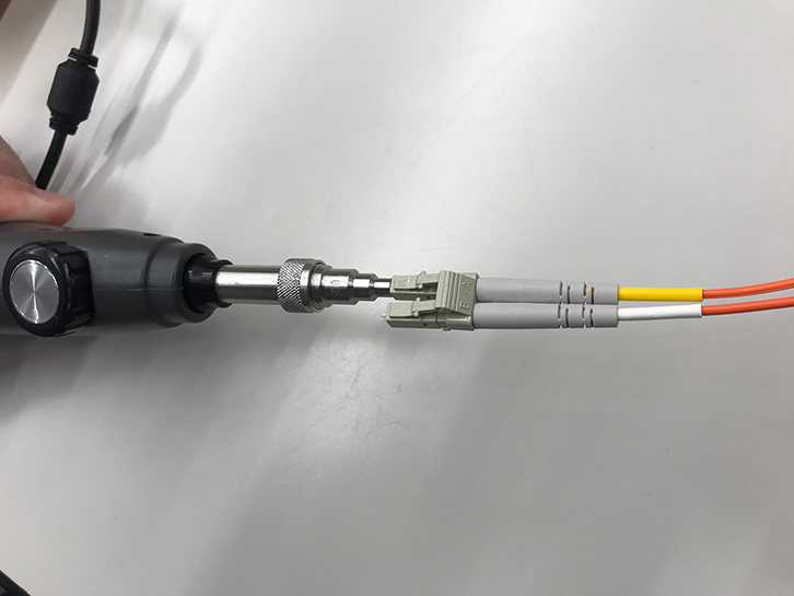 写真6 コネクター検査風景