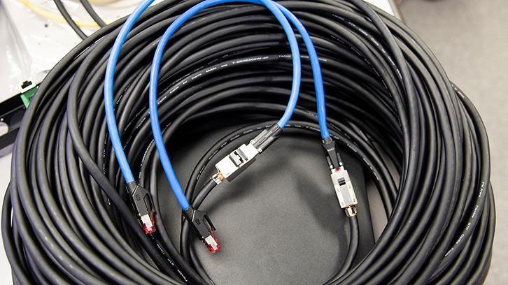 接続端子を使用したケーブルの延長、黒いケーブル：通常固定線で使われるケーブル、青いケーブル：パッチケーブル