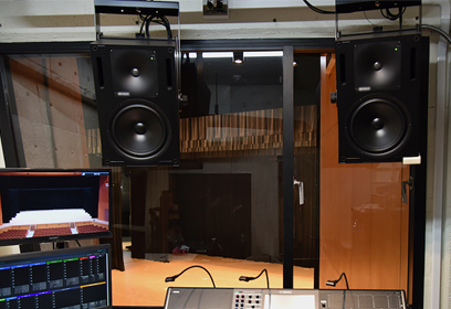 音響調整室のモニタースピーカーは音響オペレーターの耳