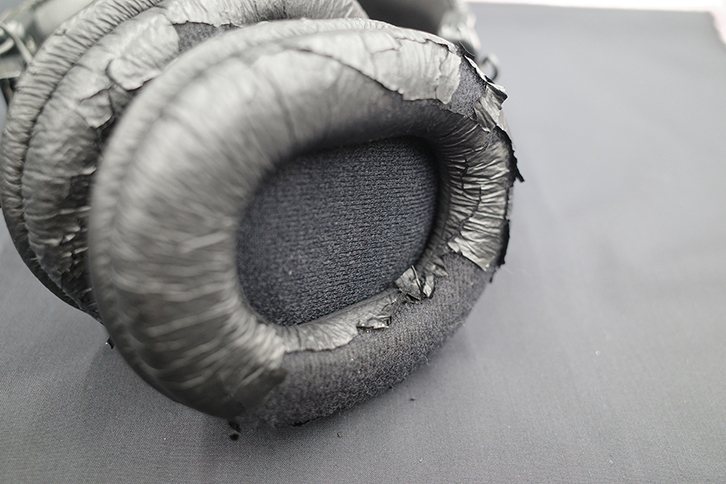 ボロボロのヘッドホン